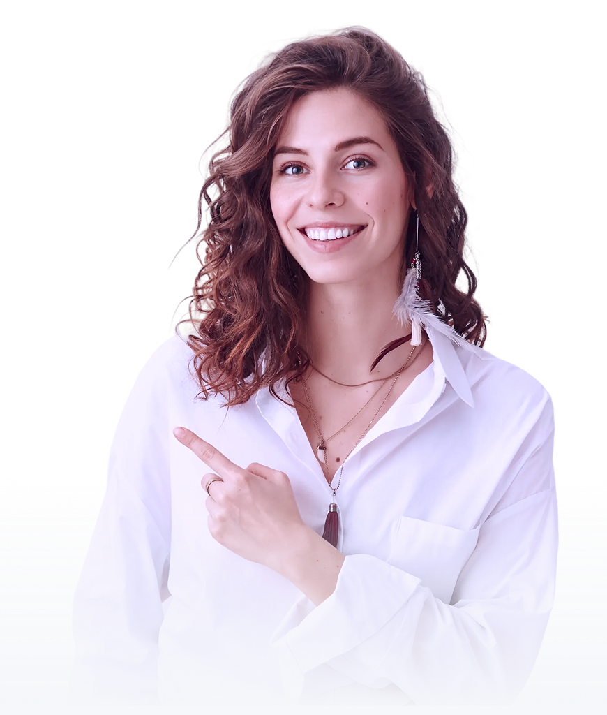 Imagem de uma mulher vestindo uma camisa branca e sorrindo