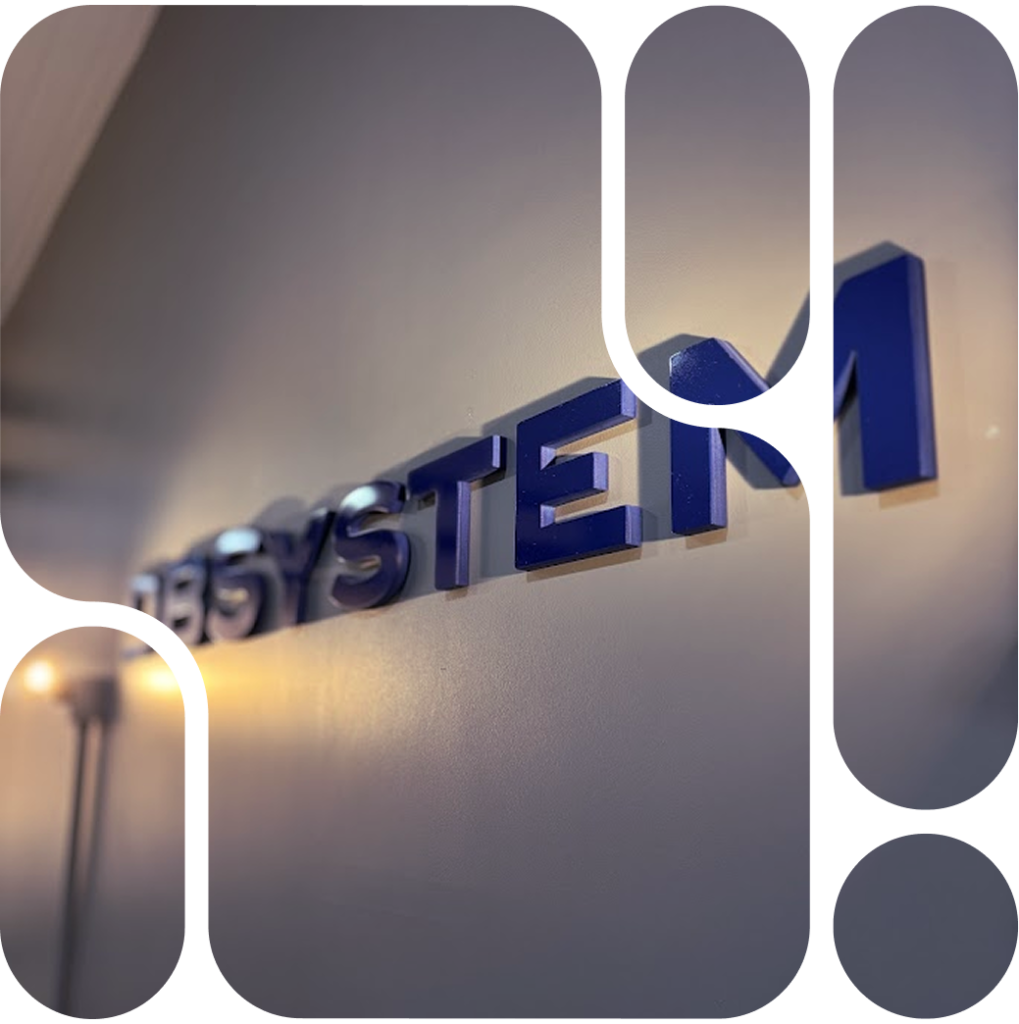 Imagem com a lgoo da SBSystem em close em uma parede