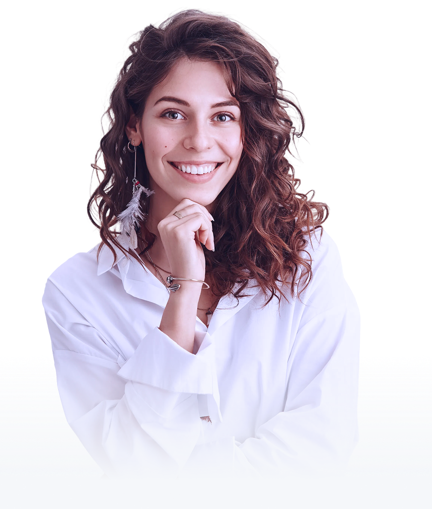 Imagem de uma mulher vestindo uma camisa branca e sorrindo