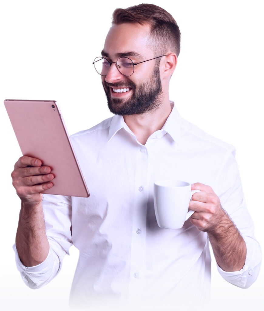 Imagem de um homem de ócilos vestindo uma camisa branca, segurando um tablet, uma xicará de café e sorrindo
